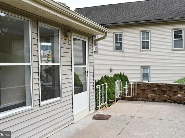 673 Easton Rd, Riegelsville, PA 18077