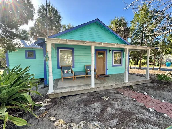 690 6th St, Cedar Key, FL 32625