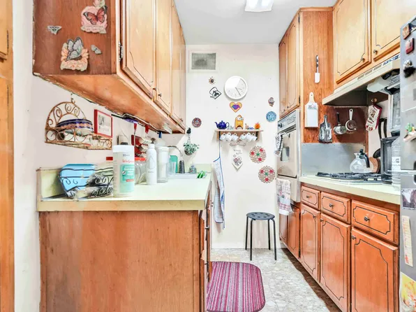 66-36 Yellowstone Boulevard image 8 of 18