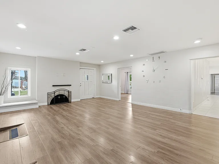 8647 Corbin Ave — Photo 9