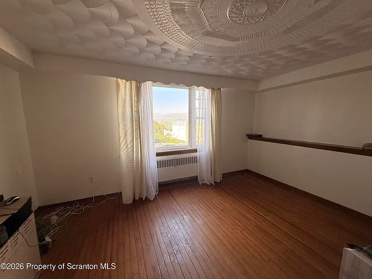 324 Crown Ave — Photo 3