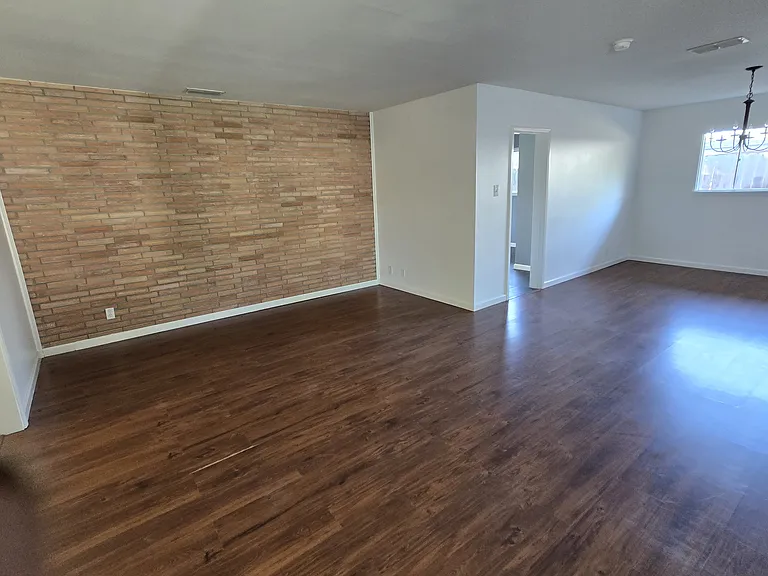 441 Montclair Dr — Photo 3
