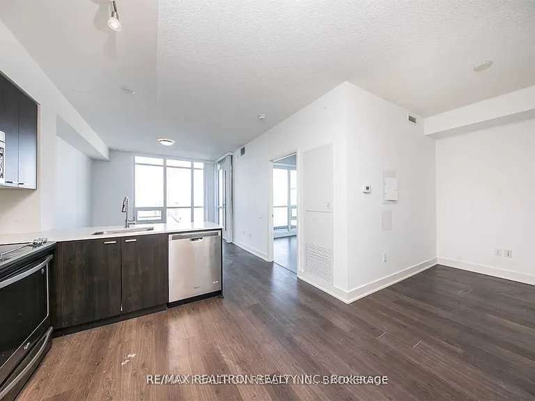 30 Roehampton Ave #1606 — Photo 9