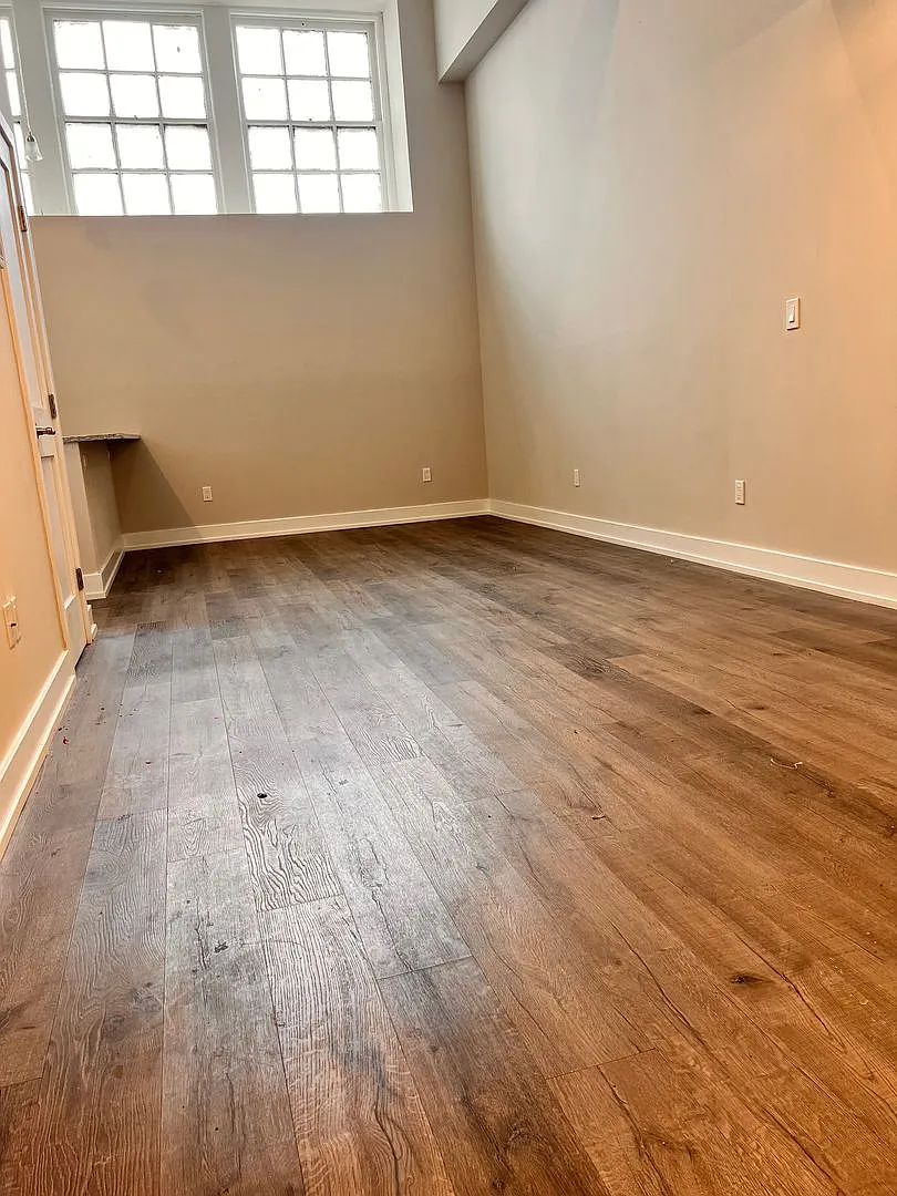 Modern 2 Bed with Hardwood floors, High Ceilings and stainless Steel Appliances. — Photo 2