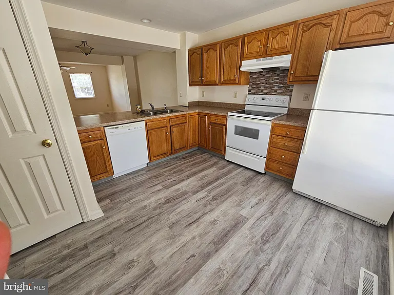 218 E North St — Photo 29