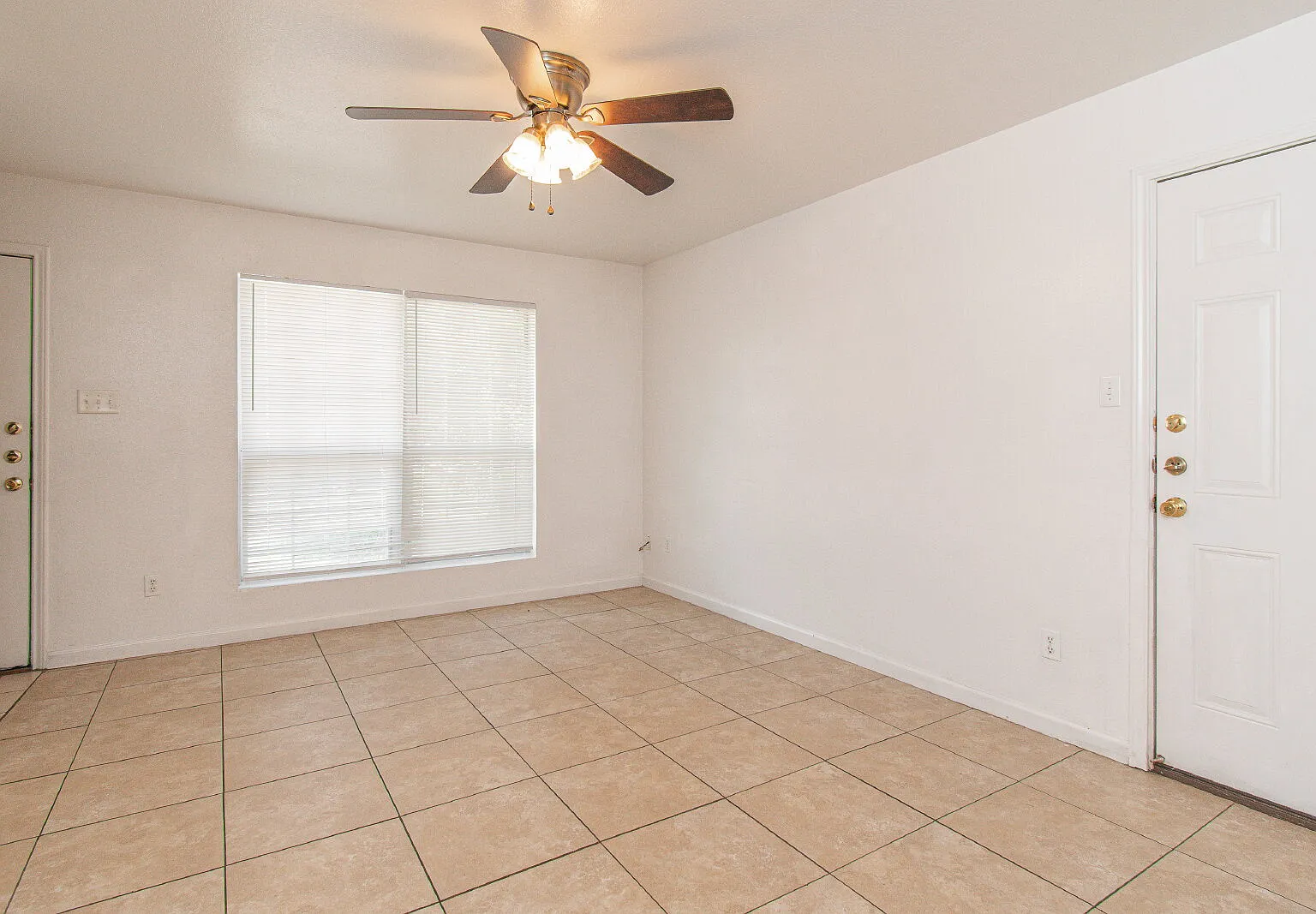 3 bed, 2.0 bath, 1115 sqft, $775 — Photo 4
