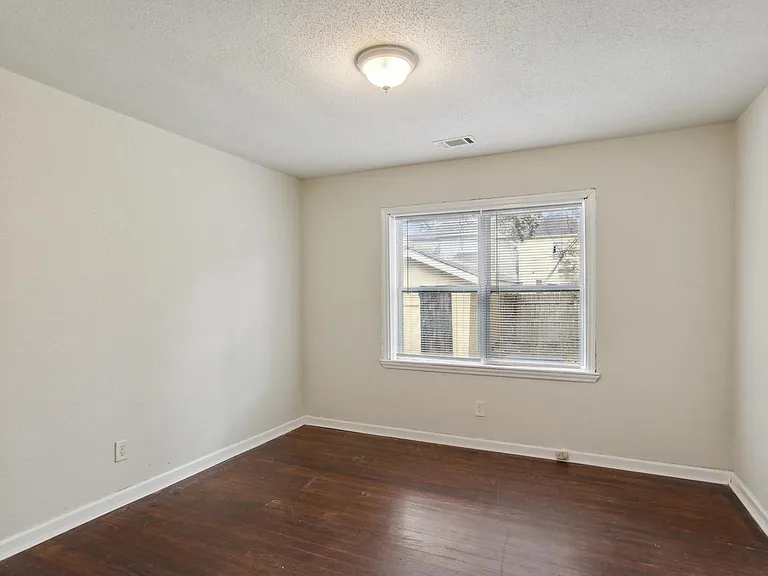 1216 E 32nd St — Photo 14