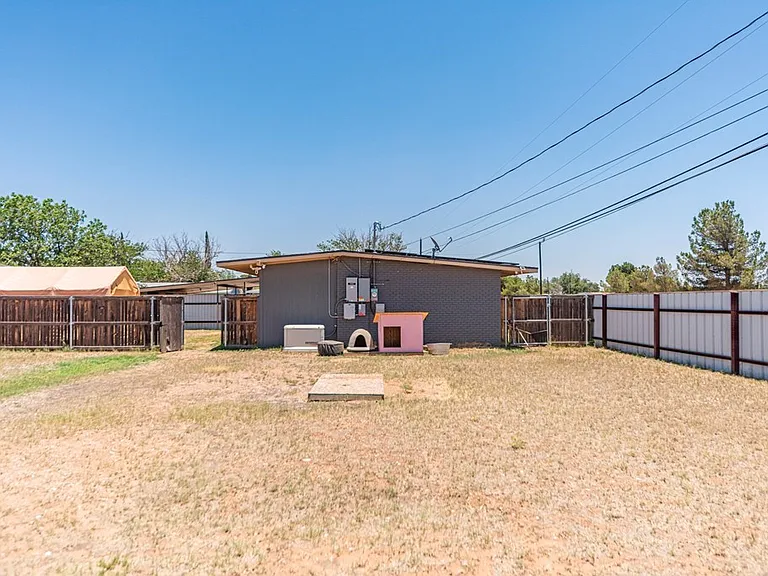 2901 Nabors Ln — Photo 3