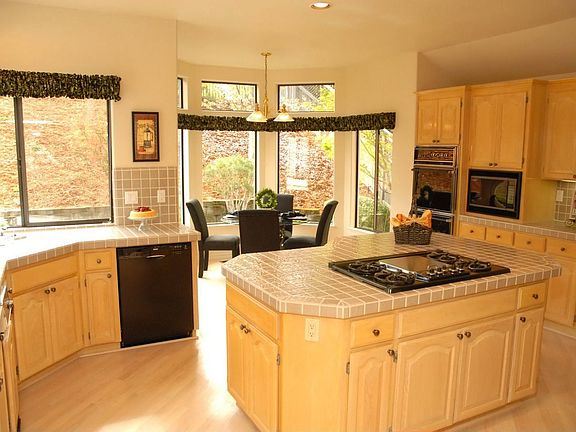 Gourmet Center Island Kitchen