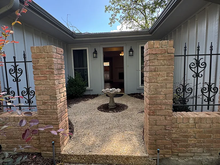 8304 Oxford Dr — Photo 2