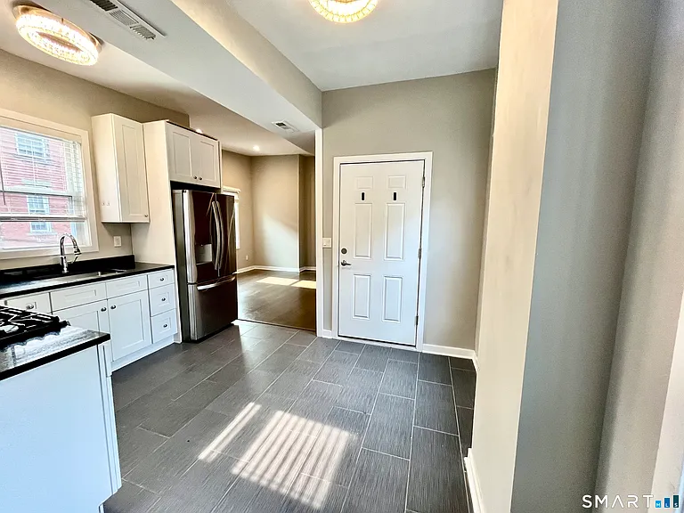 597 Chapel St #2R — Photo 3