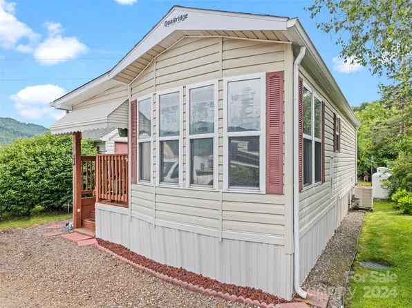 65 Summer Place Dr, Waynesville, NC 28785
