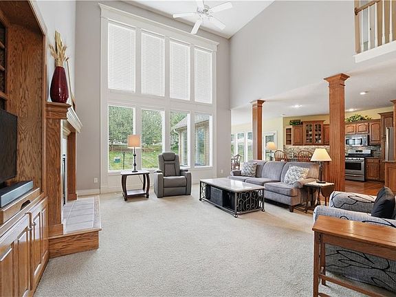 3rd image of 1019 Coachlight Ct