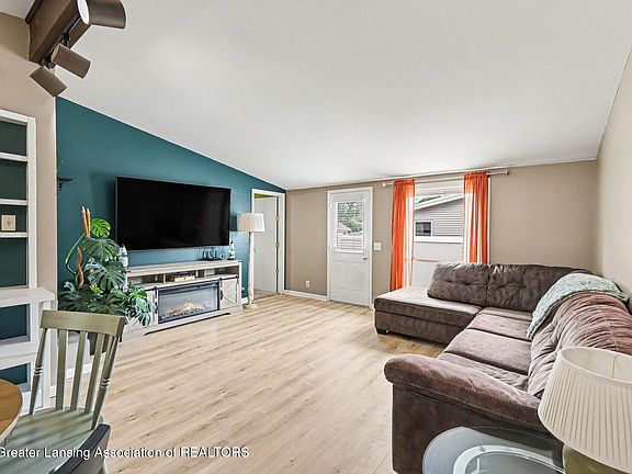 3rd image of 1404 Weber Dr