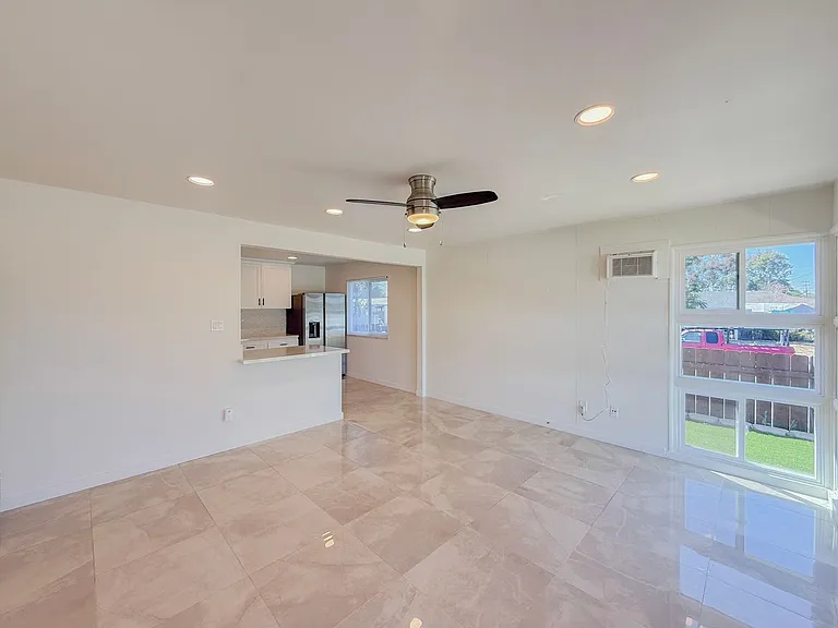 Beautiful Triplex in Clairemont — Photo 4