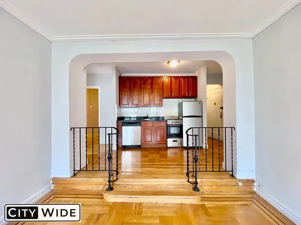 690 Fort Washington Avenue image 4 of 11