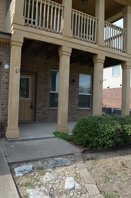 3 bed, 2.5 bath, 2189 sqft, $1,700 — Photo 2