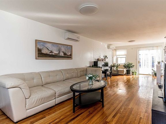 4th image of 36 Neulist Ave