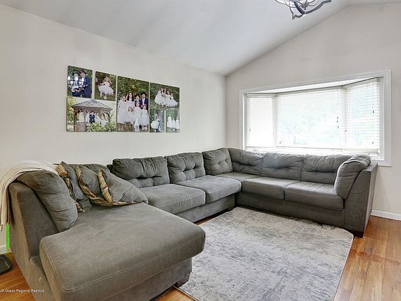 5th image of 108 Summit Ct
