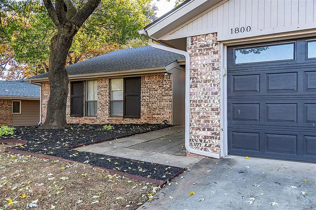 4 bed, 2372 sqft, $2,000 — Photo 3