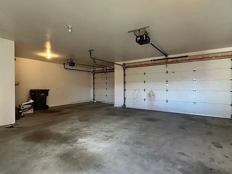 946 Briarwood Dr — Photo 4