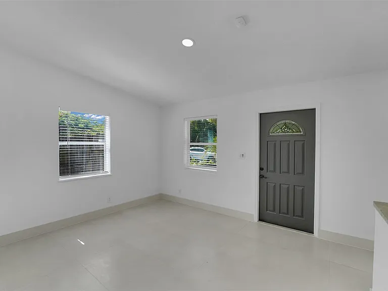 812 NE 4th Ave — Photo 27