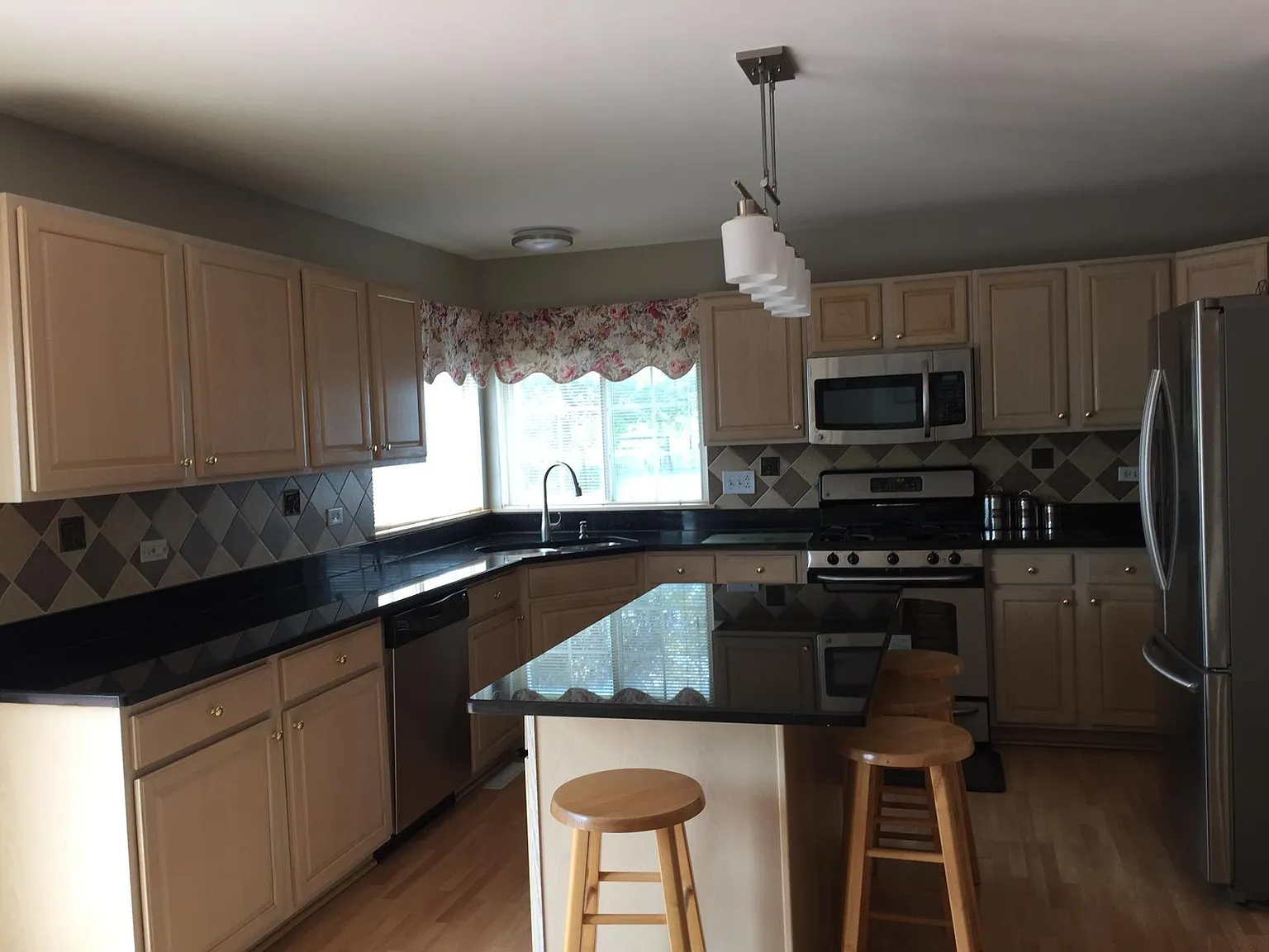 4 bed, 2350 sqft, $3,250 — Photo 1