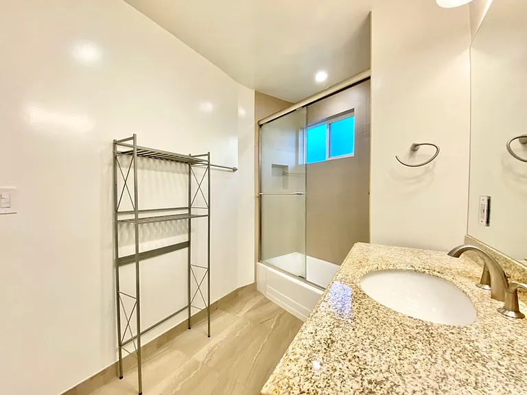 1830 N La Brea Ave — Photo 11
