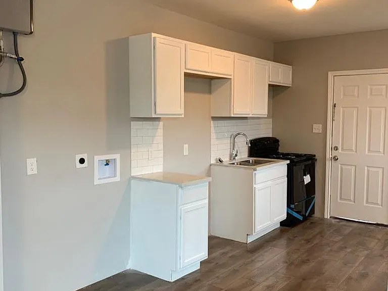 211 E Sterling St — Photo 3
