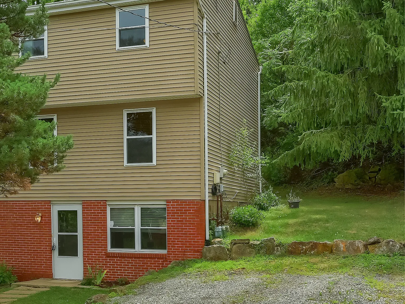 3 bed, 1.5 bath, 980 sqft, $1,650 — Photo 3