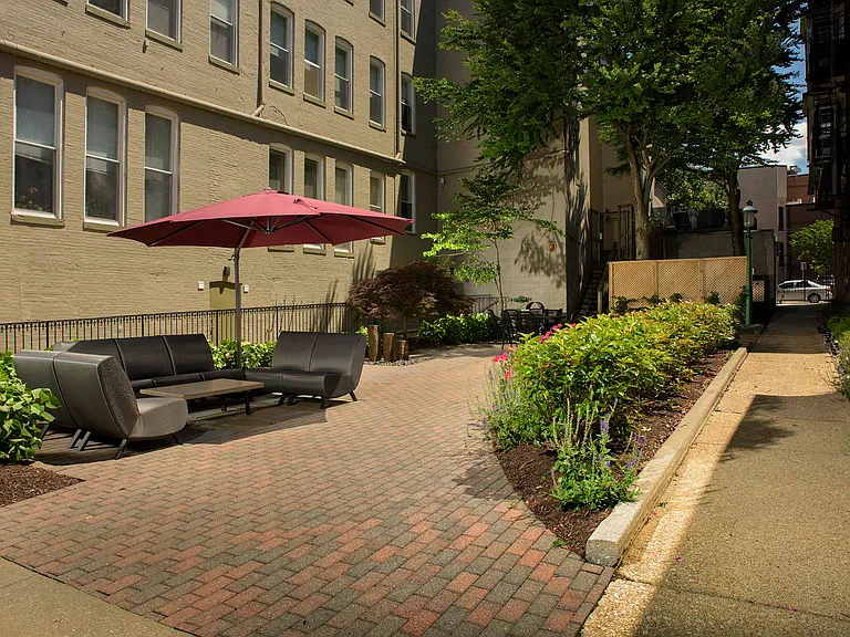 Beautifully Renovated Courtyard
