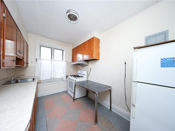 5th image of 2176 E 13th St