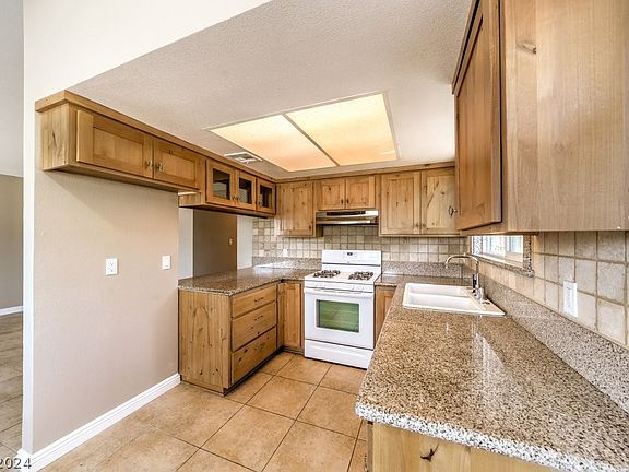 4th image of 6179 Craigmont Ave