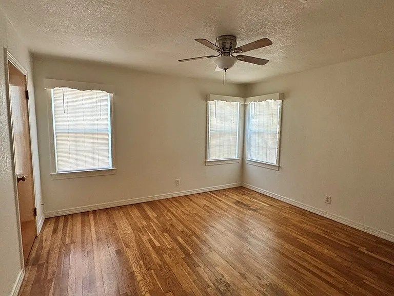 1206 E 11th Pl — Photo 15