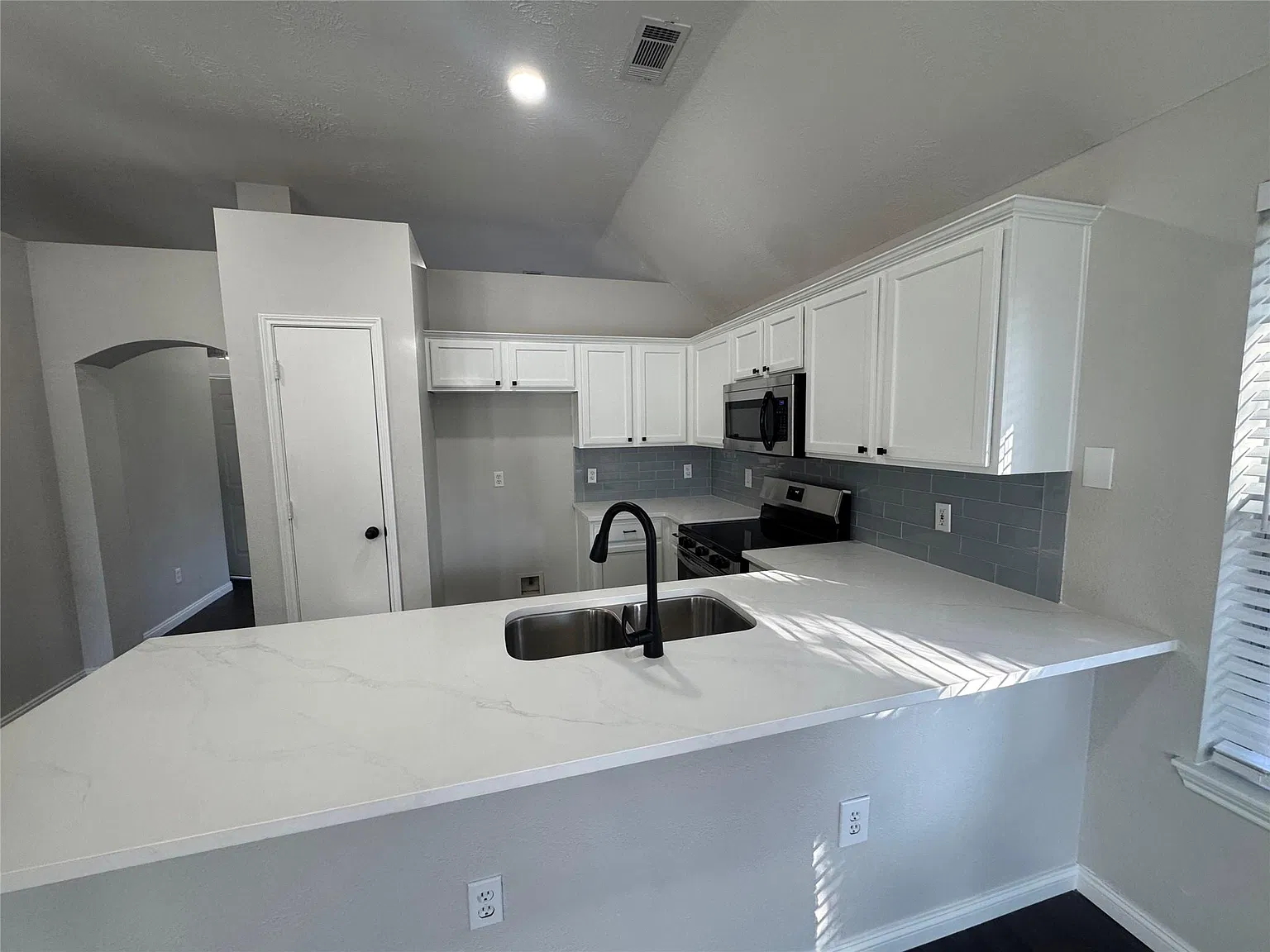 3 bed, 2.0 bath, 1635 sqft, $2,100 — Photo 2