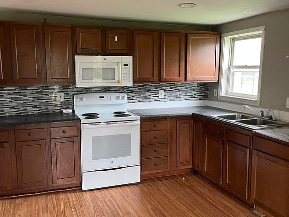 4th image of 218 Charles St