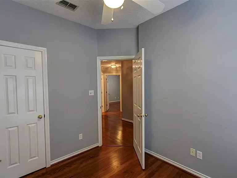 305 Landsburg Ln — Photo 20