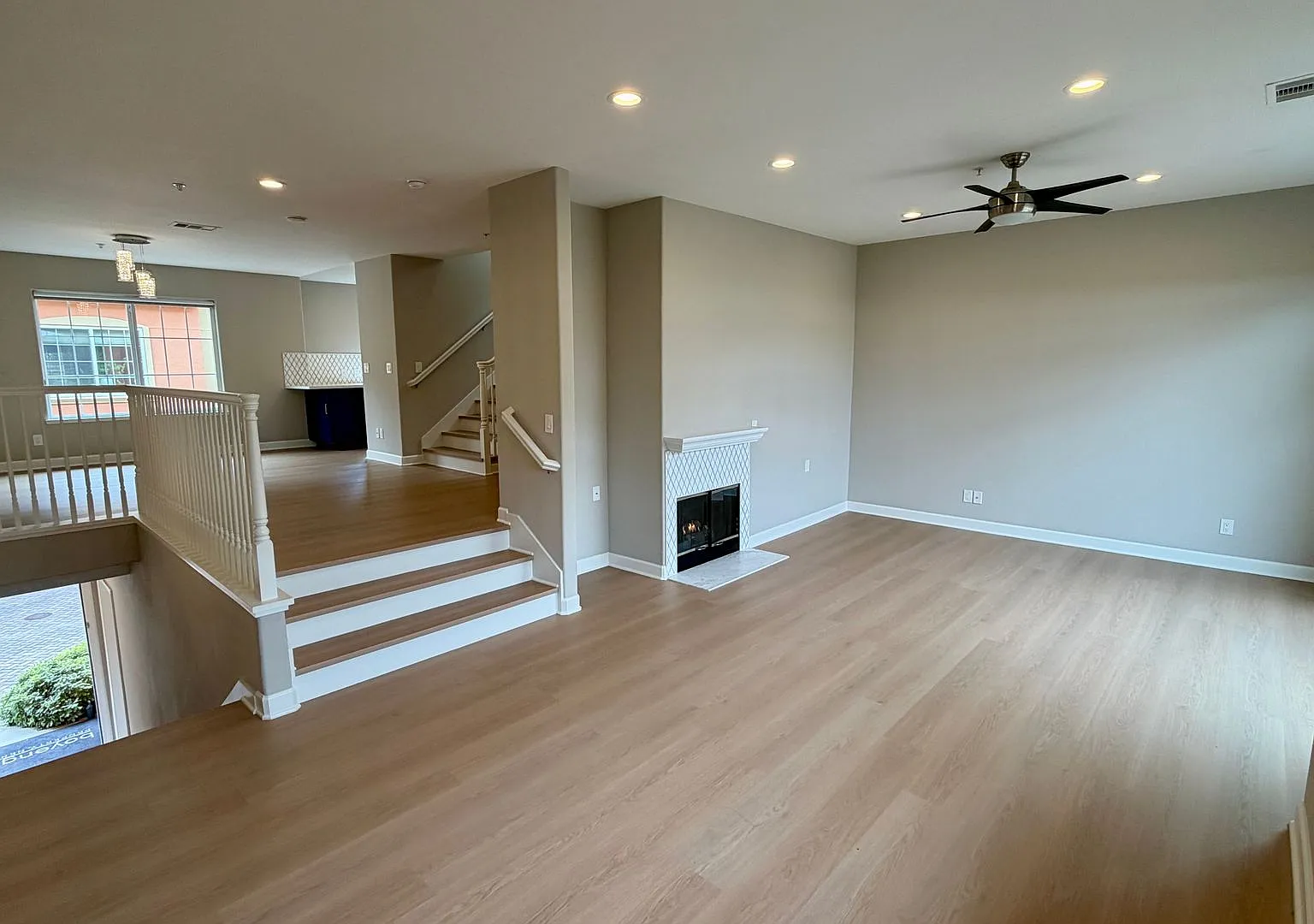 Beautiful 3 bed 2.5 bath Townhouse with A/C in Santa Clara. Must see! — Photo 3