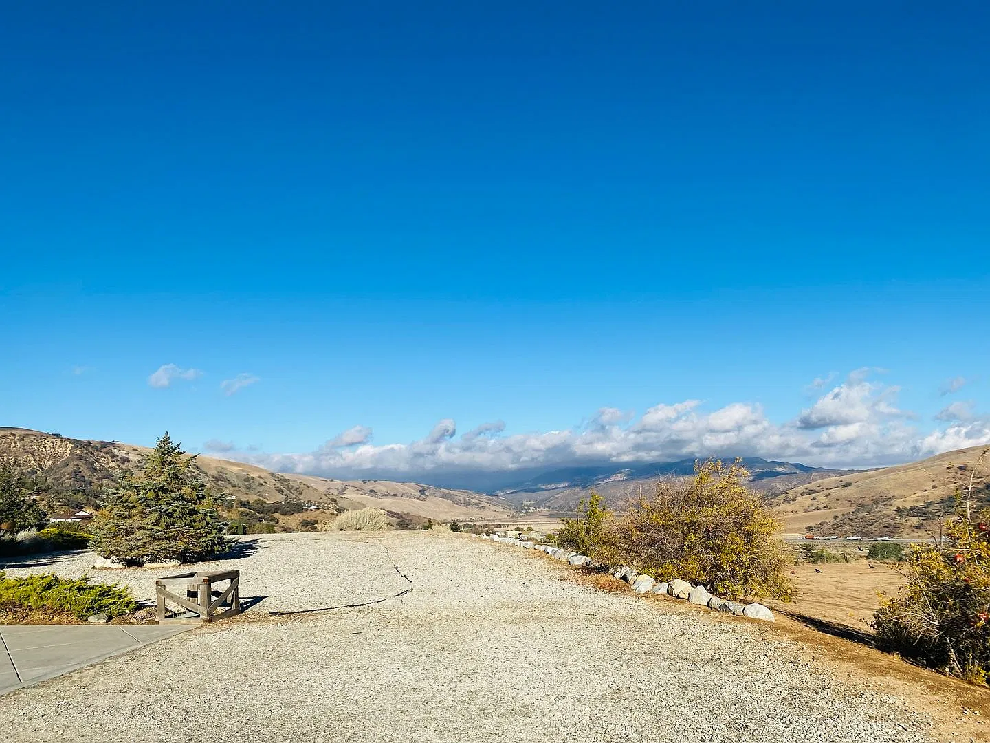 4 Bedroom Private Hilltop Home on 5 Acres with 2-Car Garage, RV Parking & Fireplace — Photo 3