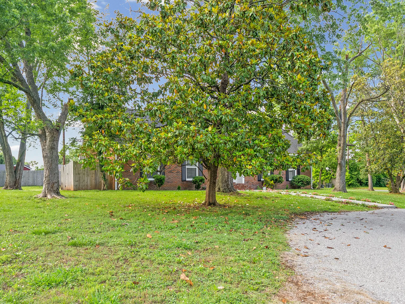 6 bed, 3.0 bath, 2860 sqft, $2,500 — Photo 3