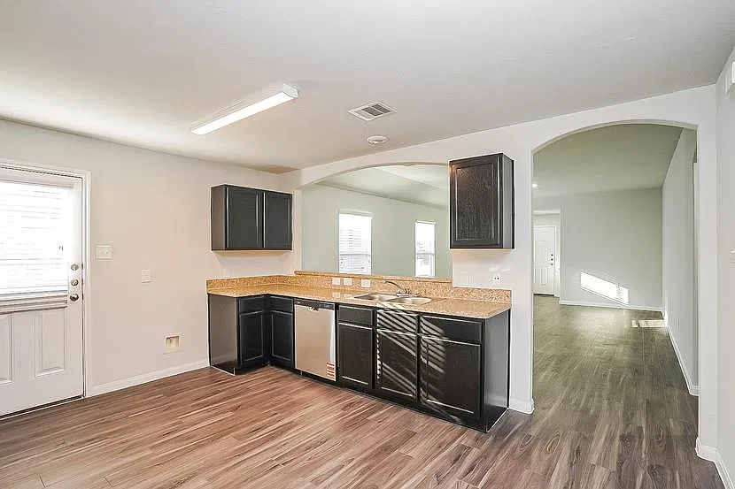 3 bed, 2.0 bath, 1407 sqft, $1,835 — Photo 2