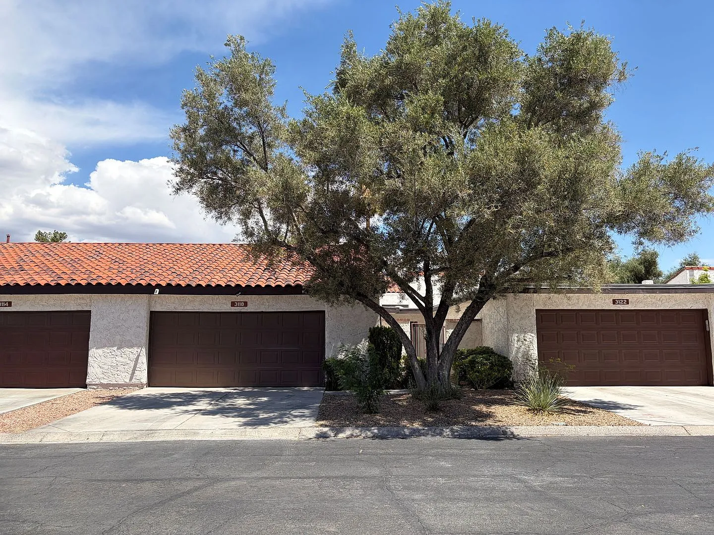 single-story townhouse 3-bedroom, 2-bath — Photo 2