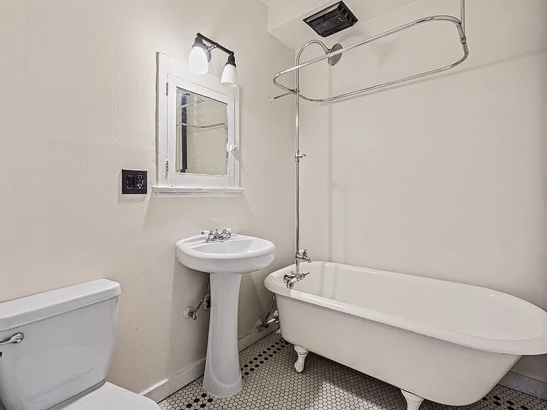 304 Bell St #1 — Photo 7