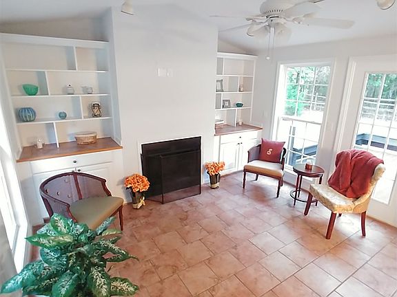 3rd image of 557 Jefferson Dr