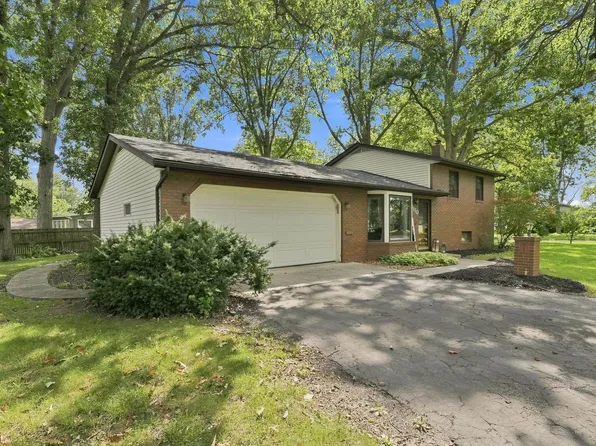 4110 Woodstock Dr, Fort Wayne, IN 46815