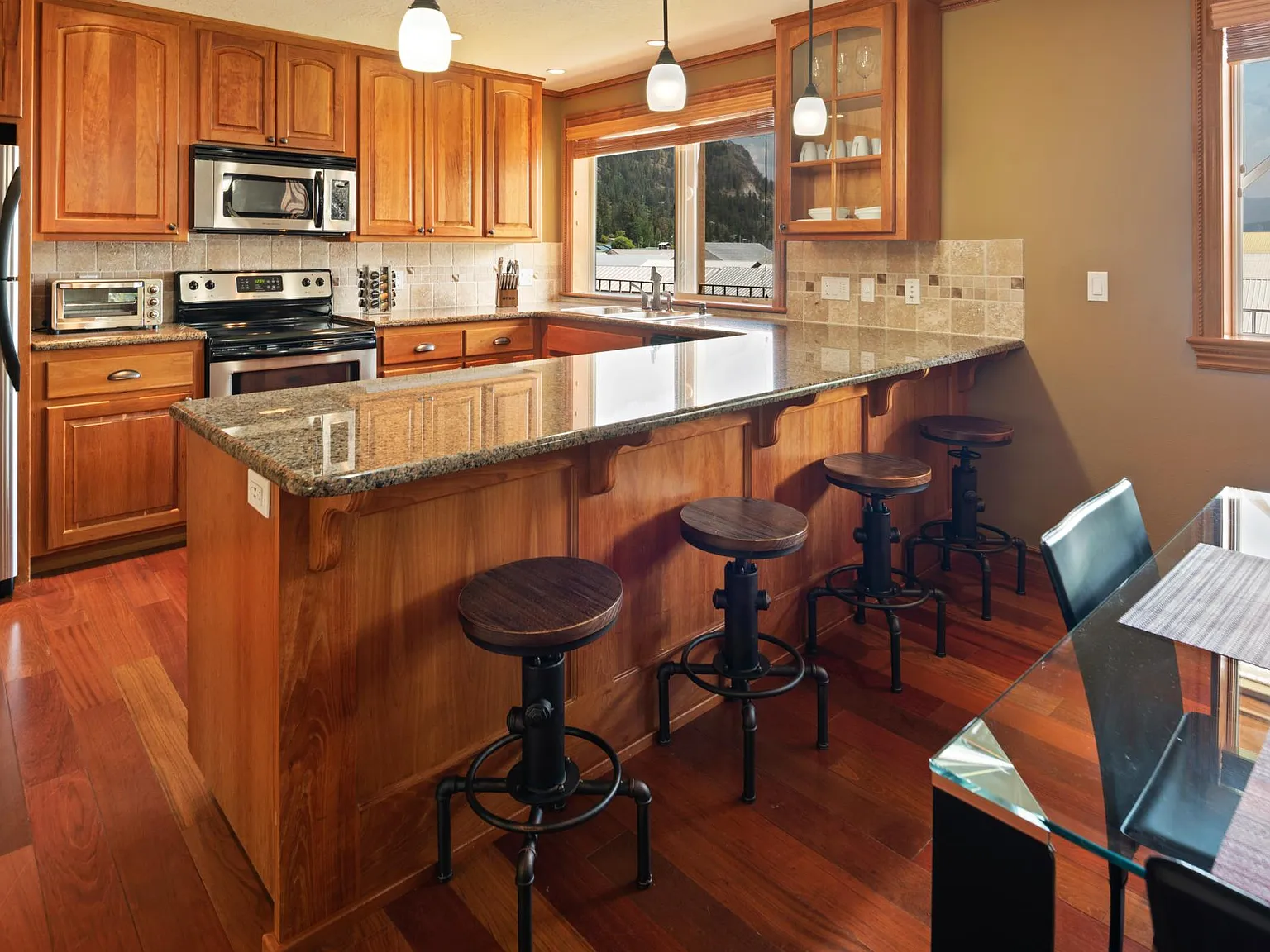 2 bed, 900 sqft, $1,900 — Photo 2