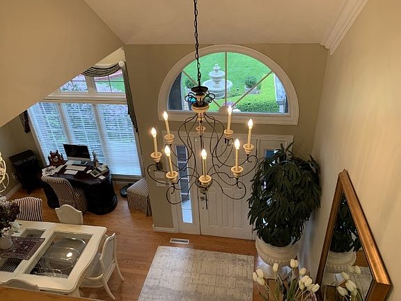 5th image of 27 Lillian Ln