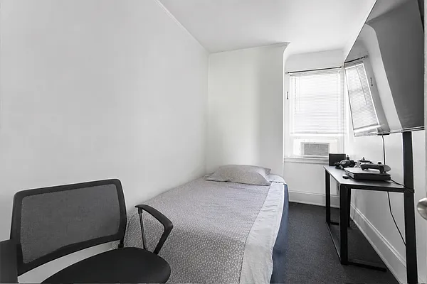 Bedroom, photo 1