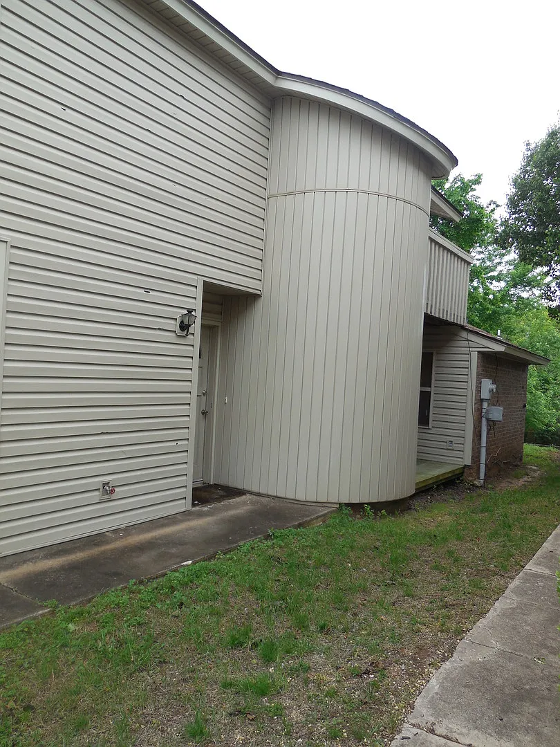 Two Bedroom Duplex Located Near Campus. — Photo 3