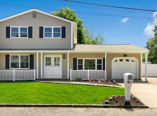 98 Cambridge Ave, Holbrook, NY 11741